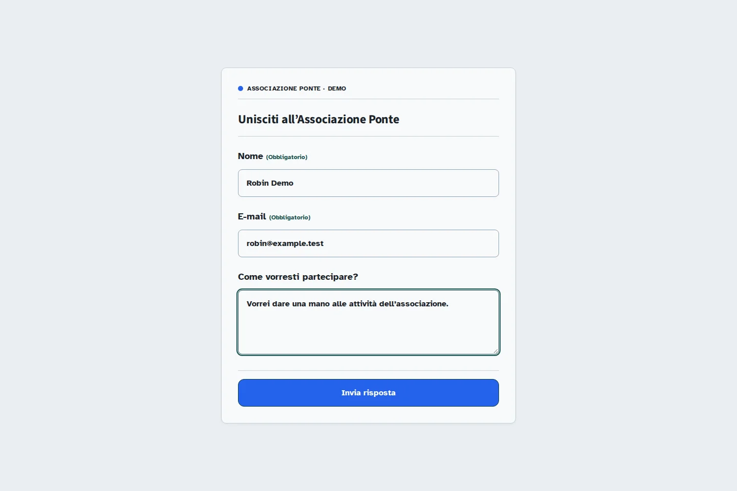 Una domanda di adesione dimostrativa con i campi Nome ed Email e la domanda «Come vorresti partecipare?», compilata con dati fittizi.