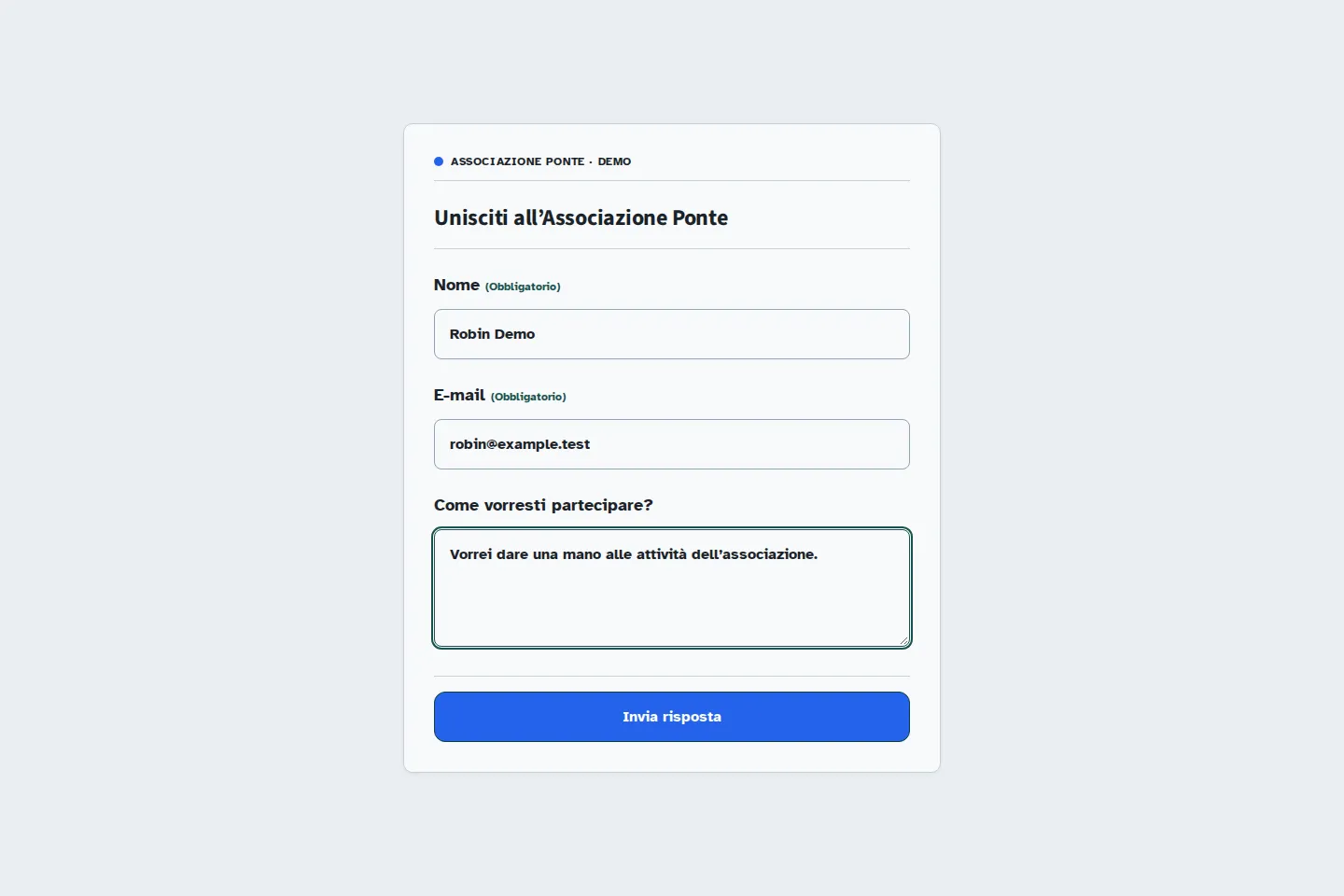 Una domanda di adesione dimostrativa con i campi Nome ed Email e la domanda «Come vorresti partecipare?», compilata con dati fittizi.